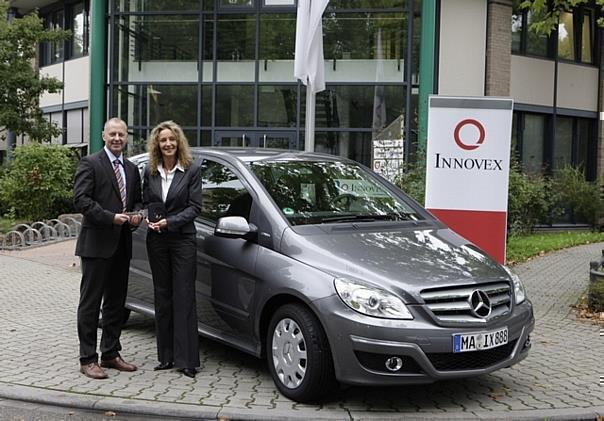 Martina Schmidt, Leiterin des Fuhrparks und Einkaufs beim Healthcare-Unternehmen Innovex (rechts), nimmt 20 Mercedes-Benz Erdgasfahrzeuge der B-Klasse NGT 170 von Jochen Dimter entgegen.